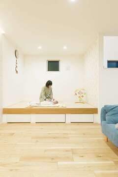 リビング内にある小上がりの和室 赤ちゃんを寝かしつけていても距離が近く いつも家族を感じられる 子どものおもちゃは この部屋の収納スペースに