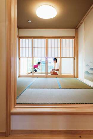 小上がりの和室は雪見障子と広縁付き 襖を開ければリビングと一体化する イエタテ