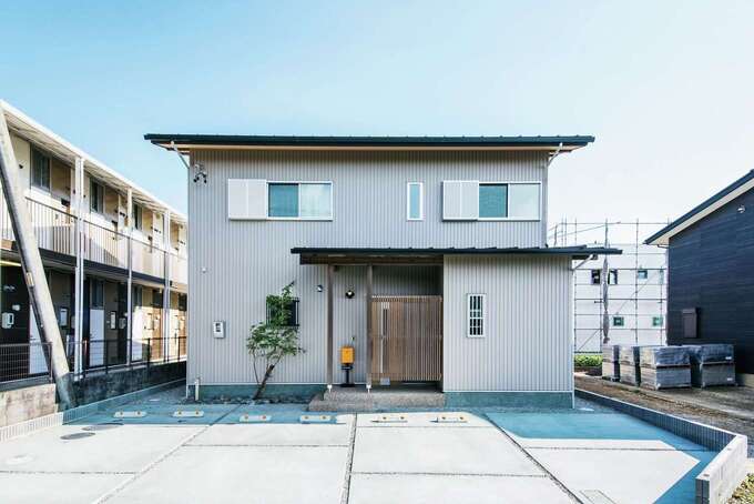 窓の配置やポーチの位置など 均整の取れた美しい外観 深い軒天や格子が風情を感じさせる イエタテ