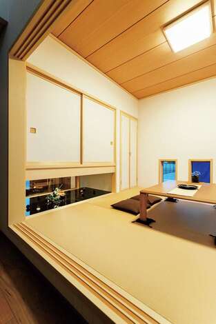 小上がりの和室は客間として使うのはもちろん 間仕切りすればゲスト用の寝室にもなる 吊押入れは腰を曲げずに布団を出し入れできて便利 キッチンに