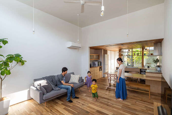 天井が高いリビング そして素足で気持ちのいい無垢の床 走り回る子供たちも楽しそう イエタテ