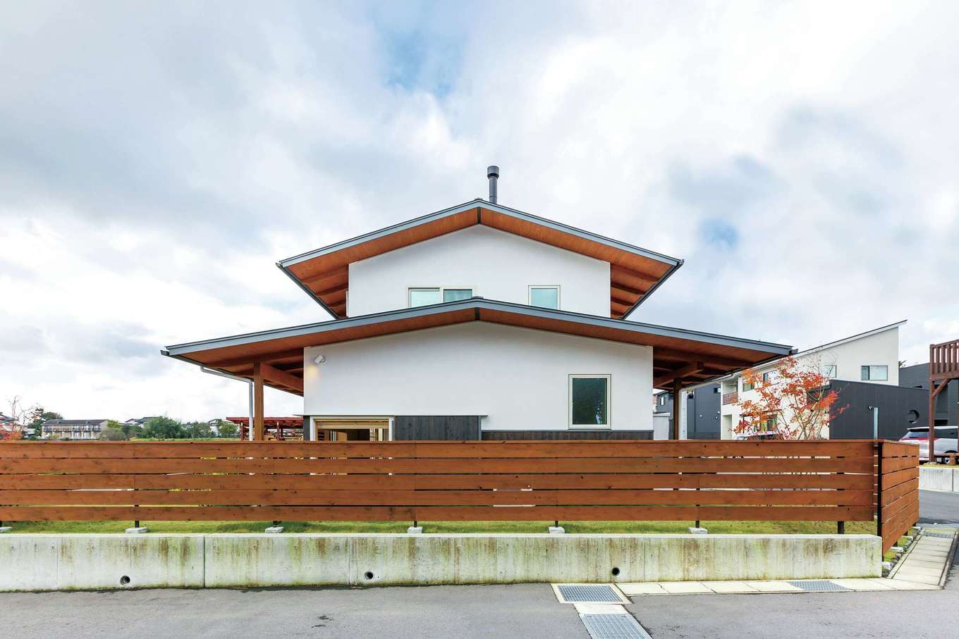 伝統的な切妻屋根が美しい外観 2階の軒は1 4メートルある イエタテ