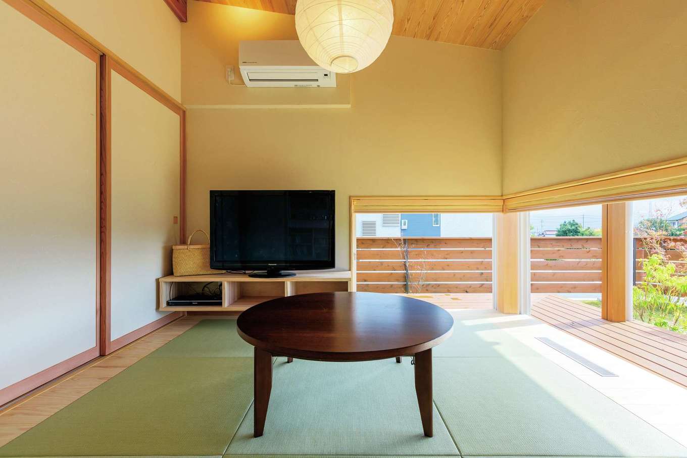 和室の地窓は 焼杉風の腰壁の内側に引き込むかたちで全開にすることが可能 畳に座ると 窓から縁側 そして庭へと心地よく視界が広がっていく イエ