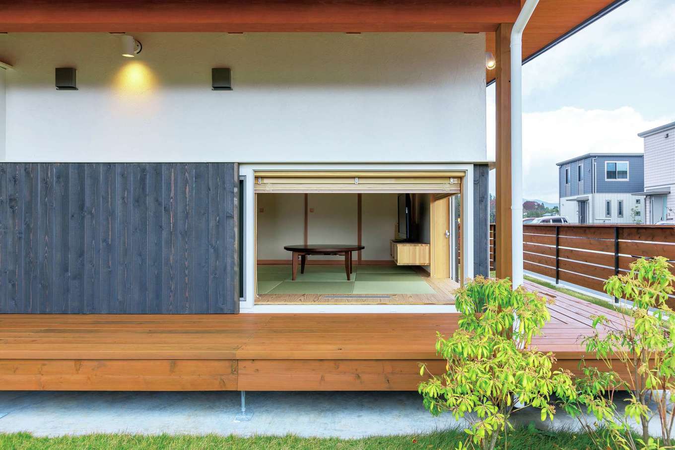 和室を回り込むようなl型の縁側 動線としても機能しつつ 家の中と外をやわらかくつなぐ イエタテ