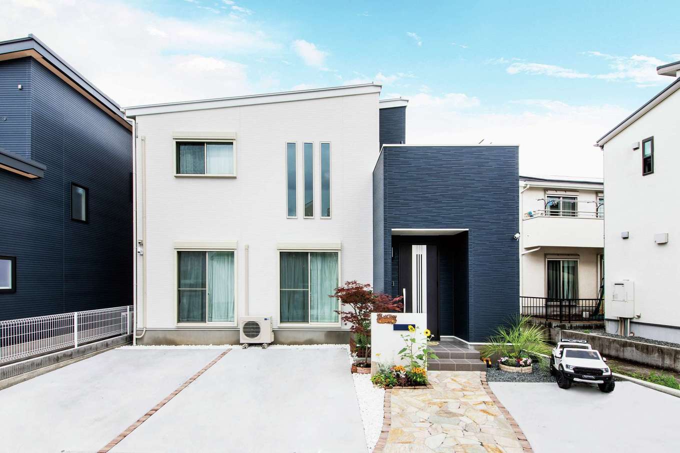 白とネイビーのコントラストが美しい片流れの外観 エクステリアもおしゃれで 防犯も充実 イエタテ