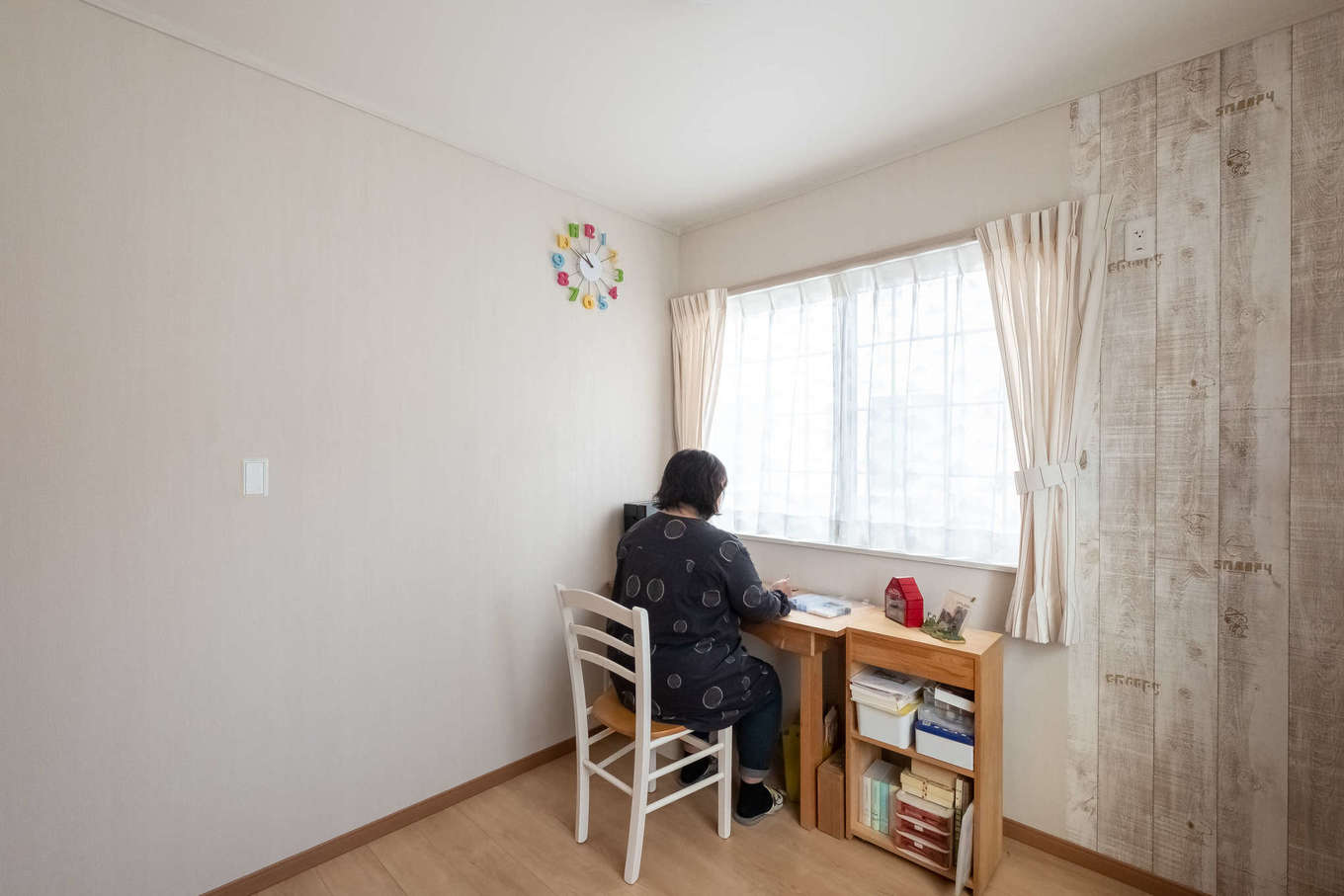 孫たちのお泊まり用に用意した部屋は 一部にアンティーク調の木目クロスを貼り ナチュラルなあたたかみをプラス 普段は奥さまのアイロンビーズの作