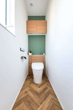 ヘリンボーン柄がアクセントのトイレ グレーの壁紙が落ち着いた印象をプラス イエタテ