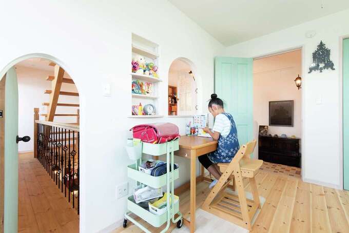 ミントグリーンでまとめた長女の部屋 小さなドアの先はキャットウォーク イエタテ