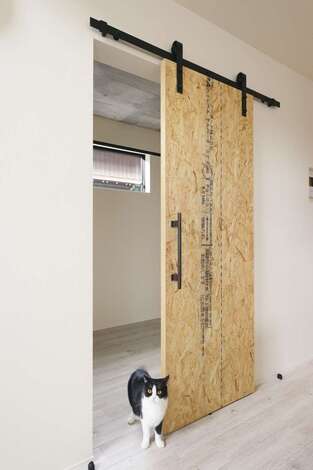 ランドリールームにosb合板の吊り戸を採用 イエタテ