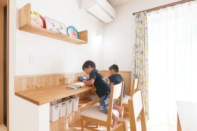 2階の子ども部屋はすべて4 5畳で 寝るためだけの場所 だから子どもたちはダイニングの一角に造作したカウンターでお勉強 ママは子どもの勉強の