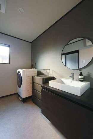 玄関から近い場所にあるホテルライクなサニタリー 丸鏡と造作の洗面台がおしゃれ イエタテ 玄関から近い場所にあるホテルライクなサニタリー 丸鏡と造作の洗面台がおしゃれ イエタテ