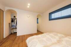 寝室はベッドヘッドの壁がウォークインクローゼットとの仕切りを兼ね ベッドを中心に回遊できる イエタテ