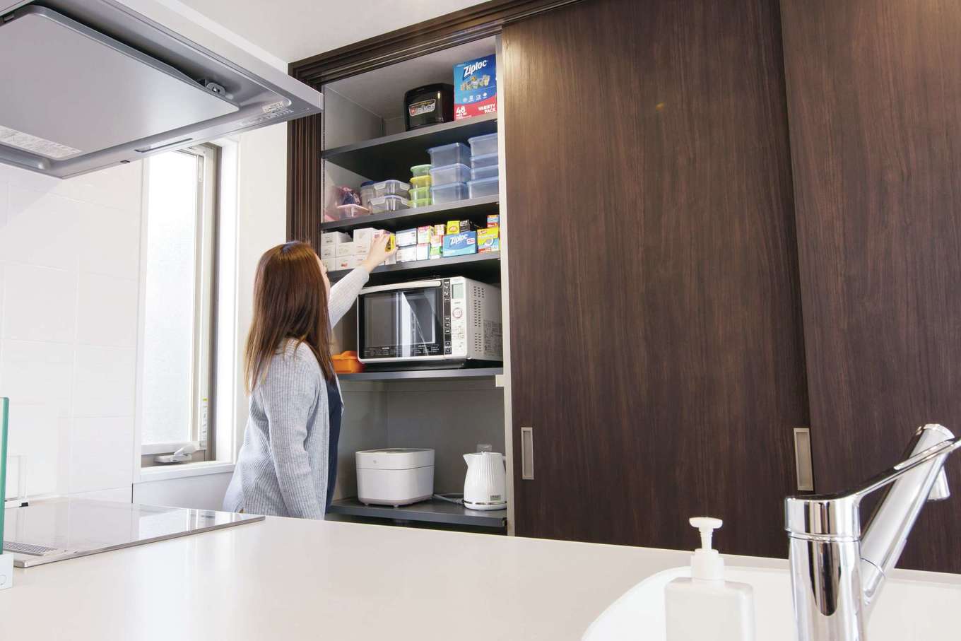 Ldkを常に美しくキープするため 生活感を排除したい と希望した夫妻 そのため キッチンの背面に大きな扉の 隠す収納 を確保し 食器や電化 Ldkを常に美しくキープするため 生活感を排除したい と希望した夫妻 そのため キッチンの背面に大きな扉の 隠す収納 を確保し 食器や電化