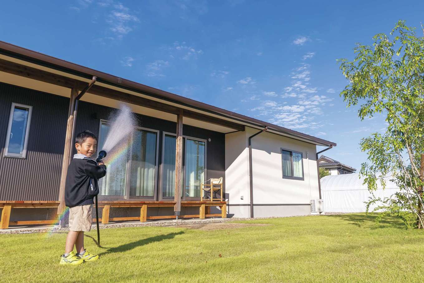 広い庭は 体力があり余っている子どもたちの絶好の遊び場 時々 奥さまも芝生の上でトランポリンを楽しんでいる イエタテ