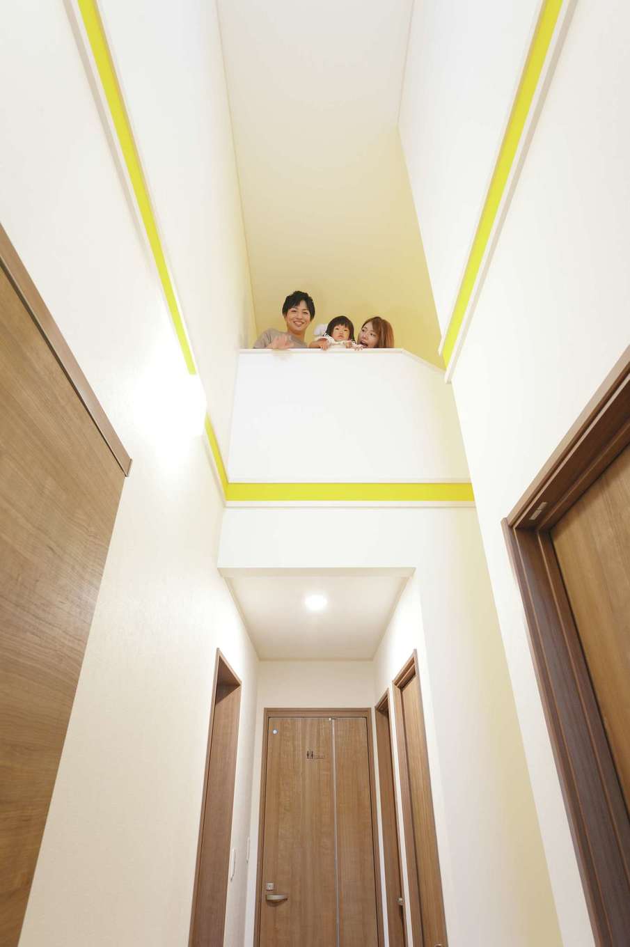 Ldk奥の廊下を見上げると 階段の上に小屋裏収納につながる吹き抜けがある トップライトの光が注ぎ 常に明るい イエタテ