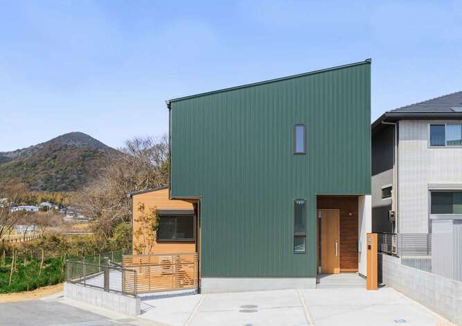 ガルバリウム鋼板とサイディング スギ板張りを組み合わせたスタイリッシュな外観 L字型に突き出た平屋部分はお母さまの居室 イエタテ