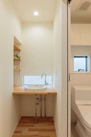 2階のトイレの横に設けた手洗いカウンター 壁面を収納棚に利用し シンプル コンパクトでありながら機能的 イエタテ
