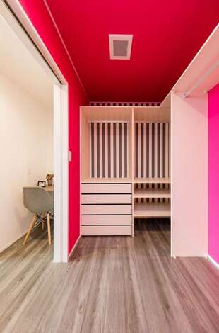 寝室の横には奥さまのパウダールームとウォークインクローゼットがあり ピンク 白で遊び心いっぱいの空間に お出かけ前に洋服を選ぶときもテンショ