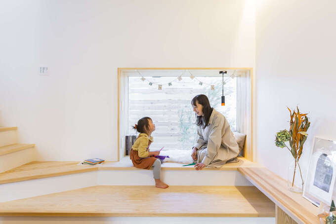 リビングと階段の間にある小上がりのヌックでは 北側の庭を眺めながら子どもと一緒に遊んだり 絵本を読んだり ホームパーティでは腰掛けとして利用