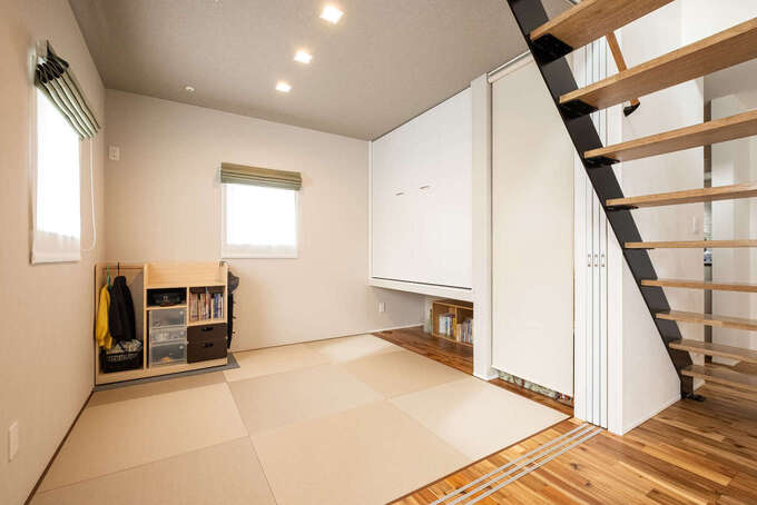 リビングから続く和室 吊り収納の下は子どもの本棚に活用 ゲストが泊まるときには荷物を置くこともでき 部屋を広く使える ロールスクリーンで目隠
