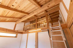 勾配天井を活かした大型収納には家族の衣類やご主人の趣味の登山道具 雛人形 寝具など季節ものを収納 イエタテ