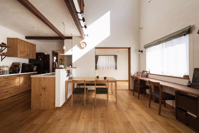 吹抜けのダイニングキッチン 無垢フローリングの色 質感に合わせてキッチンとカップボードをコーディネートした アイジー の家は断熱性がとても