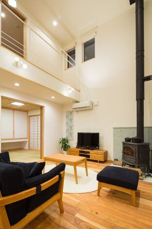 裸のままウッドデッキに出られる浴室は 自宅にいながら露天風呂気分を満喫できる 窓が大きくて換気がいいので カビがまったく生えない イエタテ