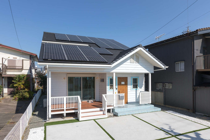 白いカバードポーチが特徴的な西海岸スタイルのファサード 建物はコンパクトに見えるが 奥行きがあるため 実際は延床47坪以上もの広さ 屋根には