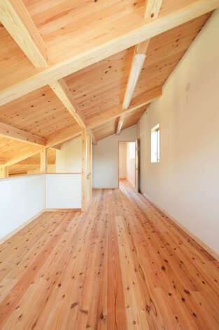 屋根裏をロフトにしてスペースを有効活用 奥には6畳の個室があり 現在は高校生の長女が使っている イエタテ