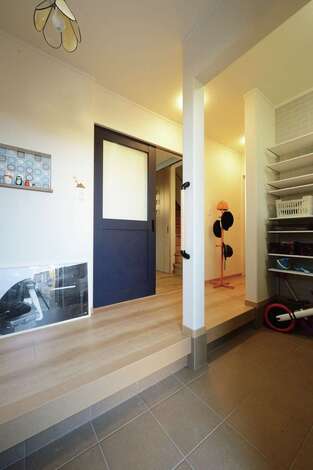 シューズクローク付きの玄関 土間とホールが広いので アパートは玄関が狭くて不便でしたが 今は子どもに靴を履かせやすくて便利です と奥さま