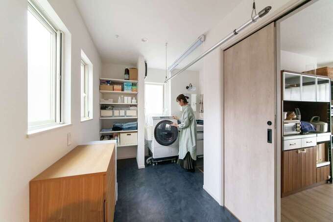 奥さま念願の家事室は 洗面と脱衣スペースを兼ね キッチンや家族用玄関ともつながっていて便利 イエタテ