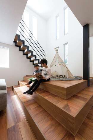 階段状になった読書コーナー たくさん人が遊びに来たときは ここに座っておしゃべりしたり ちょっと物を置いたりすることもできる便利なスペースに