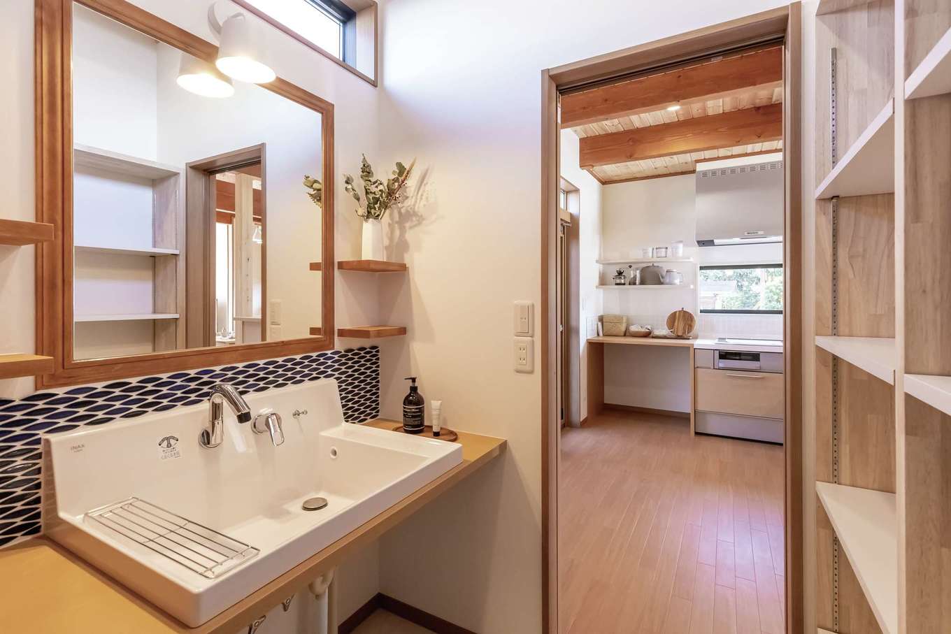 手作りの洗面台に加え 収納棚をたっぷり設けた洗面スペース 洗面台には美容室仕様の鏡を使用 三面鏡の代わりに鏡の両側に棚を設け タイル選びにも