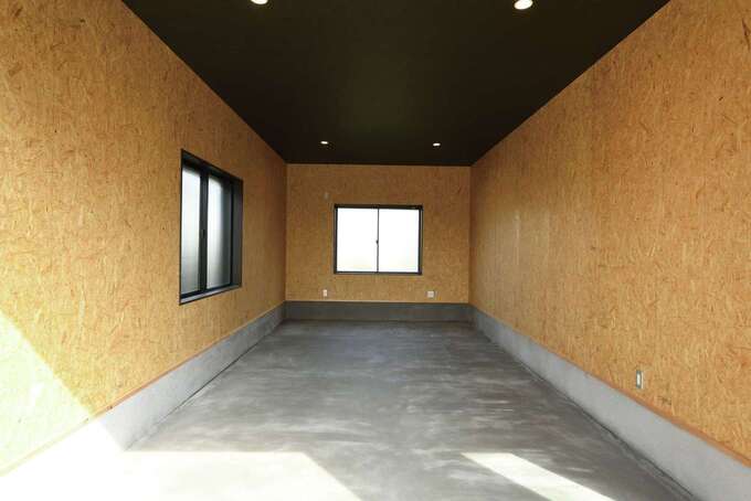 Osb合板で 男の隠れ家 風にデザインしたビルトインガレージ 逆輸入車を置けるように広くとった キャンプ 釣り サーフィンの道具もまとめて収