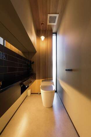 木目調のクロスと光に癒やされるトイレ イエタテ