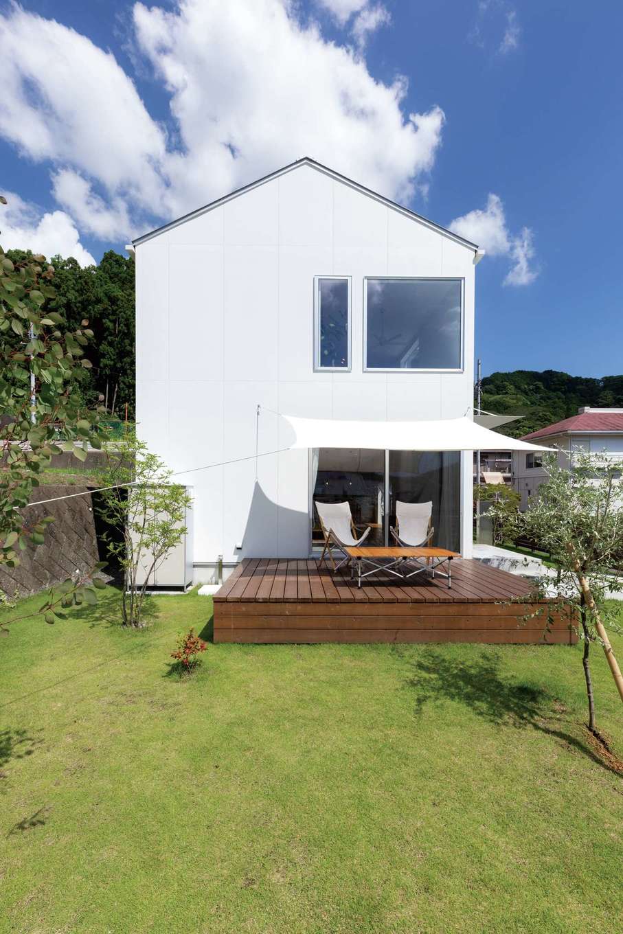 ソラマド静岡（オネストホーム）【デザイン住宅、趣味、建築家】外観も白で統一。庭の緑や青空とのコントラストも素敵