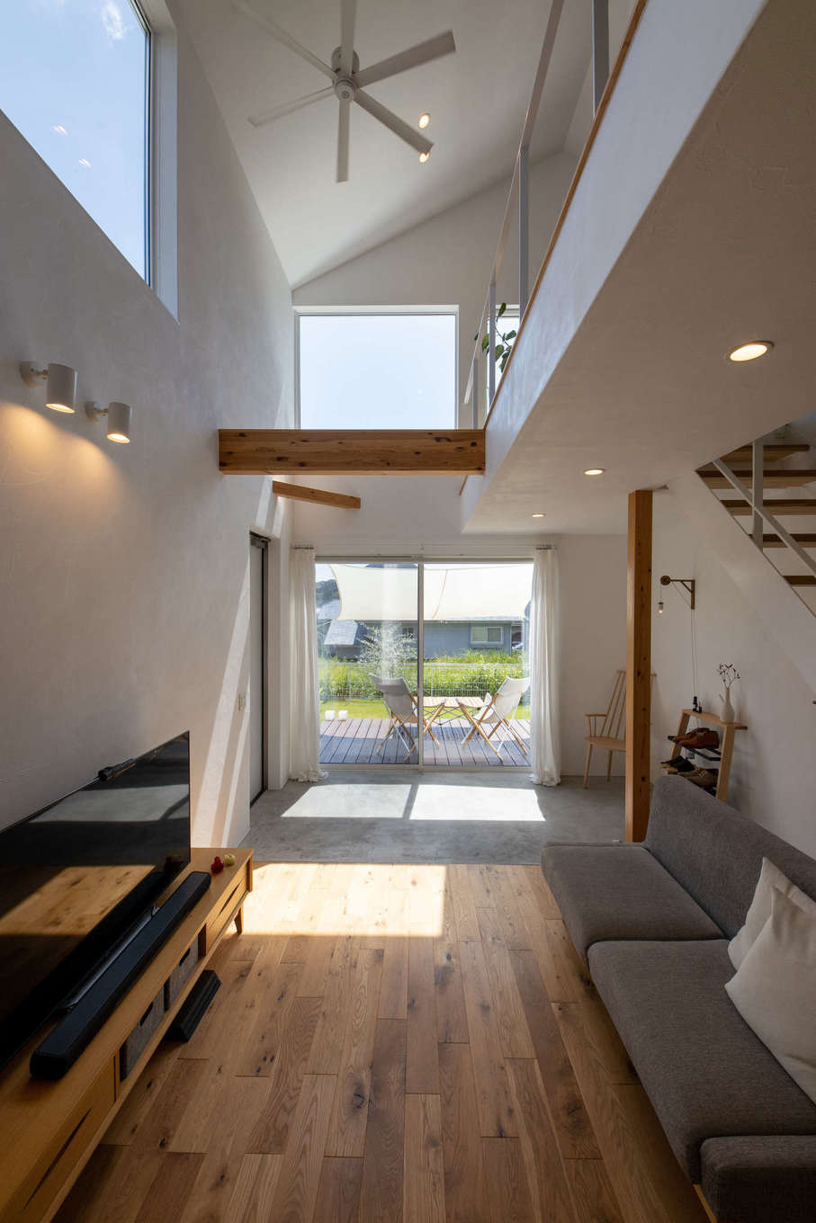 ソラマド静岡（オネストホーム）【デザイン住宅、趣味、建築家】吹き抜けのあるリビング