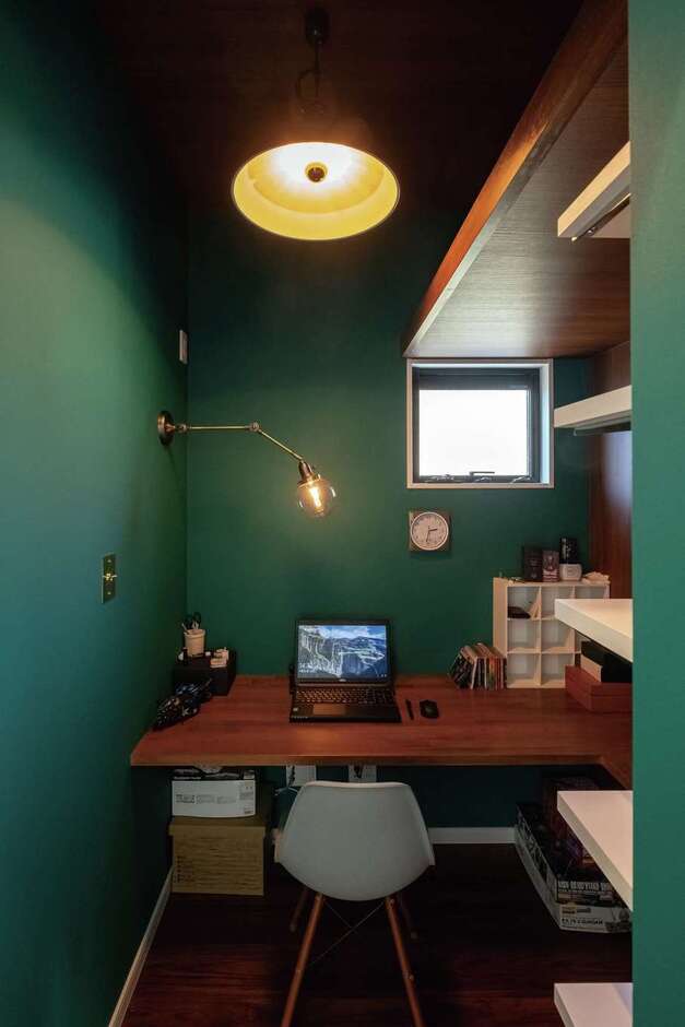 ご主人の書斎 ダークグリーンの壁紙を効果的に使ってレトロなイメージを演出した イエタテ