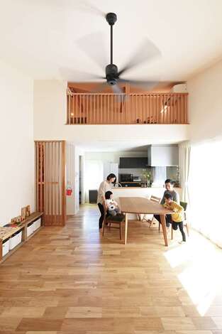 日当たりのよい2階リビングには家族が自然に集まってくる ロフトを付けることで高くなり 開放的な空間になった イエタテ