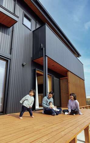 リビングの延長として使える広々としたウッドデッキ 物干しスペースには木格子の目隠しがある イエタテ