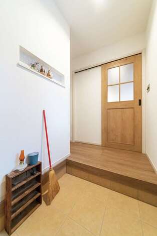 テラコッタ調の土間がお洒落なゲスト用玄関 引き戸を開ければリビングへ続く イエタテ