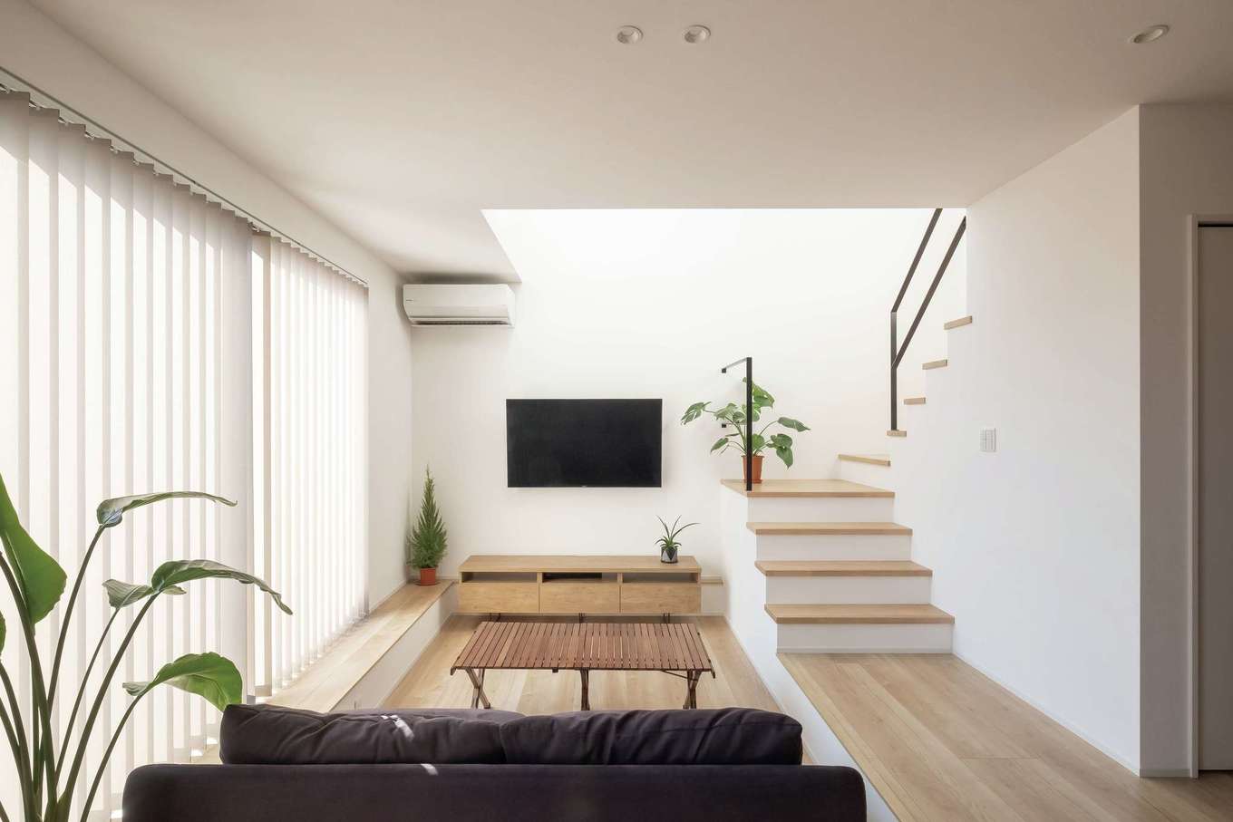 踊り場を設けたリビング階段はインテリアとしても活用可能 なおかつ手すりをアイアンにすることで リビングになじむ設計に イエタテ