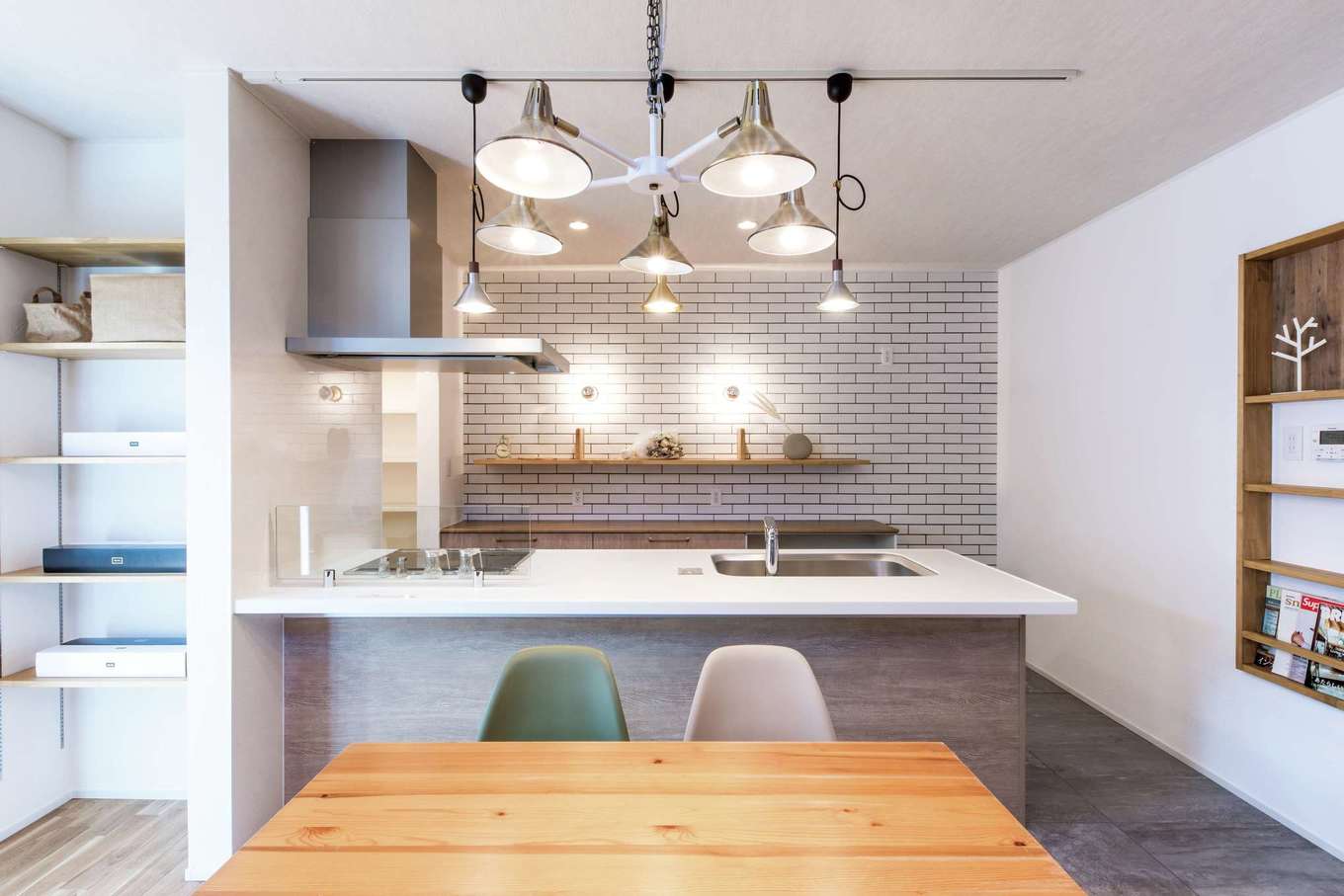 タイル壁のキッチンに飾り棚 壁にニッチ リビングにオープンな棚と 魅せる 収納が豊富 イエタテ