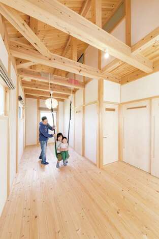 屋根裏部屋と小窓でつながる ゆったりとした子ども部屋 今はお子さんの遊び場に イエタテ