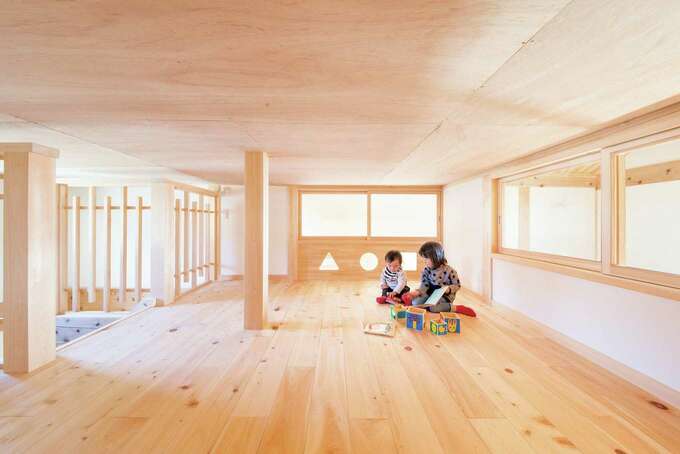 ロフトがある子ども部屋と の窓がかわいい屋根裏が 室内窓でゆるやかに繋がる イエタテ