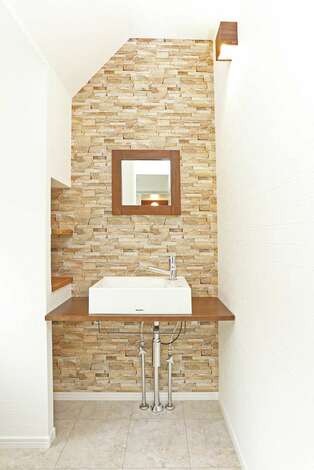 ひとつの空間にトイレと洗面台があり 海外のホテルのよう イエタテ