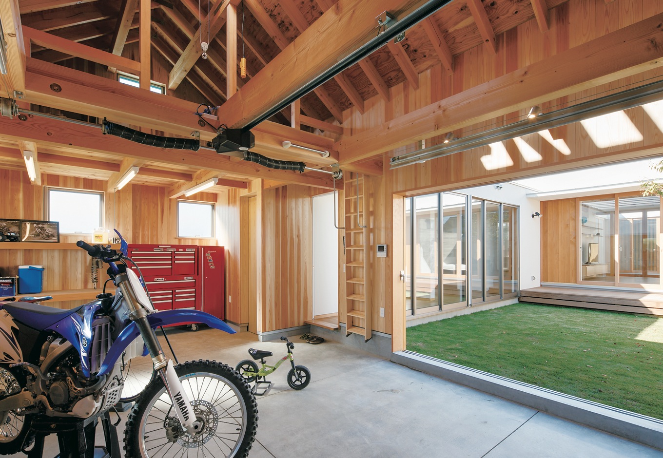 ご主人のバイク4台と整備用のスペースも確保したガレージ イエタテ