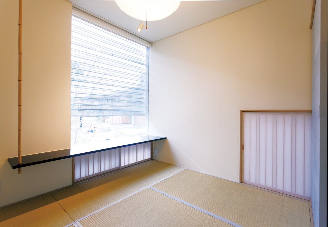東京に住む長女家族が泊まりに来た時に使う和室 大きなfix窓を設けて視線を遠くへ運んだり 畳の縁を細くして広く見せたり アクセントに白竹を採