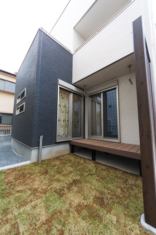 2部屋からアプローチできるウッドデッキを用意 光と風を取り込む場所にもなっている イエタテ