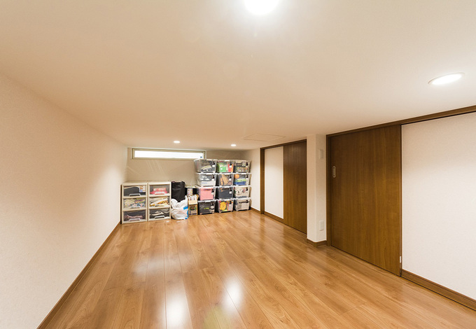 寝室の横に設けられた小屋裏収納は９畳もの広さ 節句人形や冷暖房機器など 季節ごとに出し入れが必要となるアイテムもゆとりをもって収納でき 入れ
